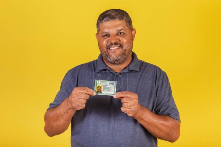 Téléchargez les photos : Homme noir brésilien, adulte avec carte d'identité, RG. Document brésilien. - en image libre de droit