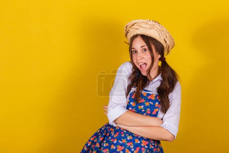Foto de Mujer vestida con ropa típica para la Festa Junina. de brazos cruzados. - Imagen libre de derechos