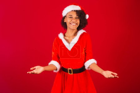 Téléchargez les photos : Belle femme brésilienne noire, habillée en Père Noël, maman Claude, à bras ouverts, bienvenue - en image libre de droit