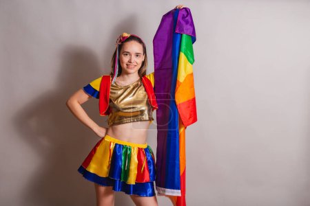 Téléchargez les photos : Belle Brésilienne caucasienne portant des vêtements de carnaval frevo avec parasol frevo. avec drapeau lgbt - en image libre de droit