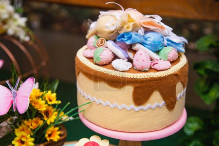 Téléchargez les photos : Fausse décoration de gâteau faite avec du tissu, décoration de table d'événement. - en image libre de droit