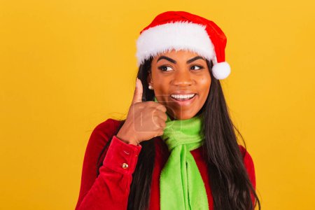 Foto de Hermosa mujer brasileña negra, vestida con ropa de Navidad, Santa Claus, como, signo positivo. - Imagen libre de derechos