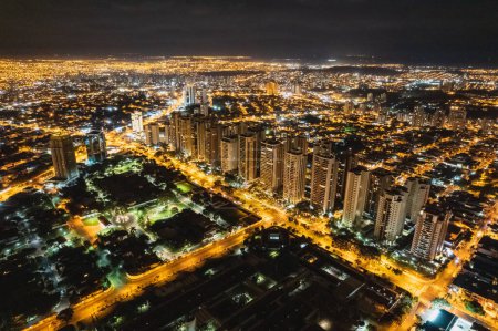 Foto de Ribeiro Preto, Sao Paulo, Brasil - 23 de abril de 2022: Imágenes nocturnas de la ciudad de Ribeiro Preto. - Imagen libre de derechos