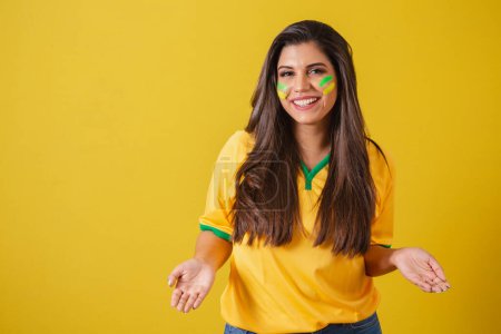 Foto de Mujer partidaria de Brasil, Copa del Mundo 2022, campeonato de fútbol, con los brazos abiertos, bienvenida. - Imagen libre de derechos