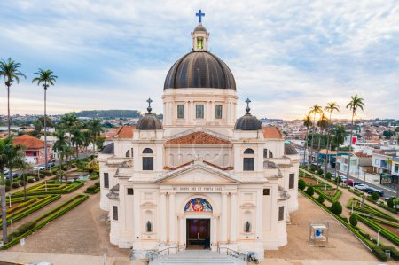 Foto de Batatais, So Paulo, Brasil - Circa Junio 2022: Imagen aérea de la ciudad de Batatais, Iglesia parroquial de la ciudad. - Imagen libre de derechos