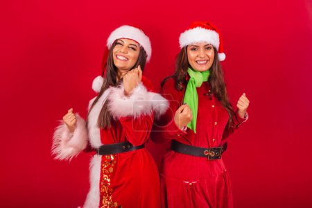 Téléchargez les photos : Des amies brésiliennes vêtues de Noël, le Père Noël. célébrer. - en image libre de droit
