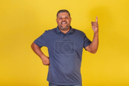 Téléchargez les photos : Brésilien homme noir, adulte, doigt levé, réponse, idée. créativité. - en image libre de droit