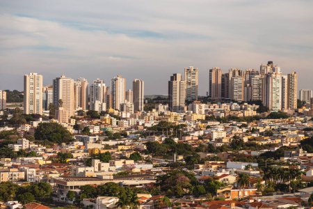 Foto de Ribeiro Preto, So Paulo, Brasil - Circa junio 2018: Imagen aérea de Ribeiro Preto. - Imagen libre de derechos