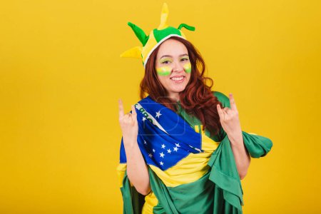 Téléchargez les photos : Femme caucasienne, rousse, fan de foot brésilienne, pose pour photos, selfie, autoportrait par rock and roll - en image libre de droit