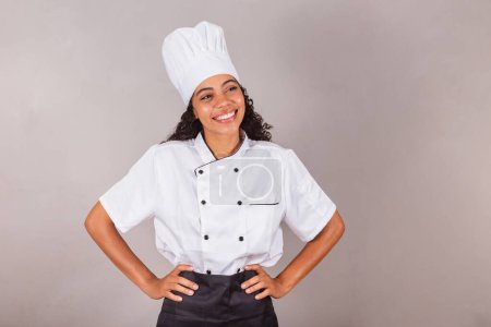 Foto de Joven mujer brasileña negro, cocinero, masterchef. manos en las caderas, optimistas y confiados. - Imagen libre de derechos