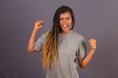 Téléchargez les photos : Jeune femme afro brésilienne, nerveuse, furieuse, en colère. - en image libre de droit