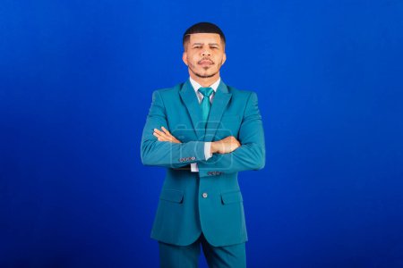 Photo for Brazilian black man, dressed in a suit and blue tie. business man. With arms crossed optimistic and confident - Royalty Free Image