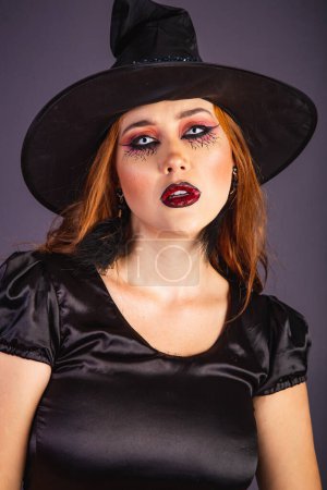 Foto de Ensayo de Halloween, mujer caucásica con disfraz de bruja. medio cuerpo retrato. - Imagen libre de derechos