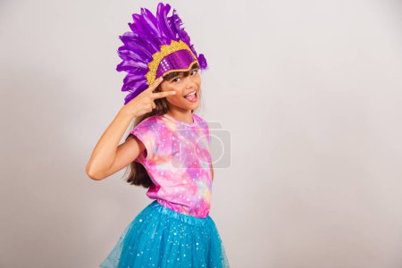 Téléchargez les photos : Belle fille brésilienne, enfant, habillée pour le carnaval au Brésil. signe de paix et d'amour. - en image libre de droit