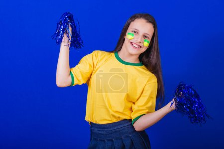 Téléchargez les photos : Jeune fille, fan de football du Brésil. tenant pompon pom girl - en image libre de droit