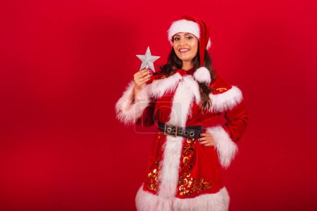 Téléchargez les photos : Femme brésilienne vêtue de vêtements de Noël, le Père Noël. étoile de Noël. - en image libre de droit
