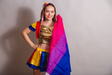 Téléchargez les photos : Belle Brésilienne caucasienne portant des vêtements de carnaval frevo avec parasol frevo. avec drapeau bisexuel. - en image libre de droit