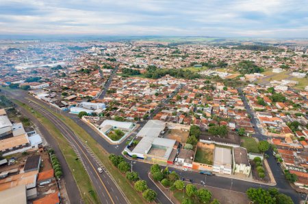 Téléchargez les photos : Batatais, Sao Paulo, Brésil - Vers juin 2022 : Image aérienne de la ville de Batatais - en image libre de droit