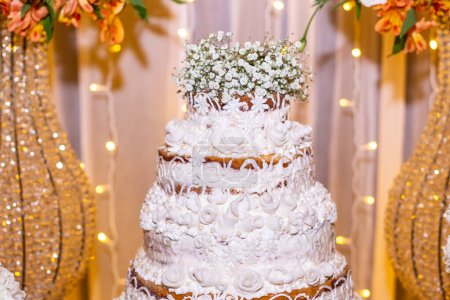 Téléchargez les photos : Superbe topper gâteau de mariage, image représentant la célébration du mariage. - en image libre de droit