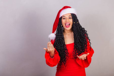 Photo for Brazilian black woman, wearing christmas clothes, merry christmas, smiling, calling with hands, inviting. - Royalty Free Image