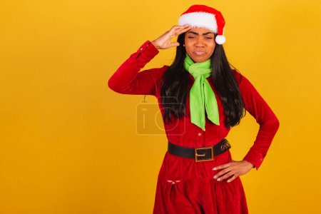 Foto de Hermosa mujer brasileña negra, vestida con ropa de Navidad, santa claus, signo de aversión, negativa. - Imagen libre de derechos