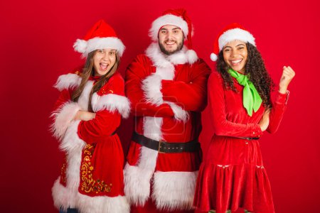 Foto de Amigos brasileños con ropa de Navidad, Santa Claus. celebrando. - Imagen libre de derechos