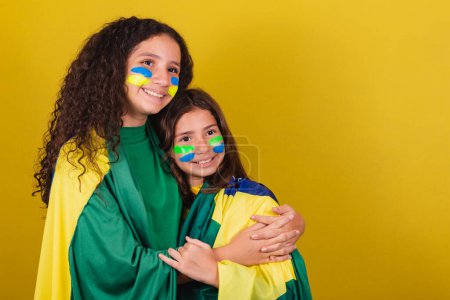 Foto de Amigos simpatizantes de Brasil, aficionados al fútbol, abrazado feliz, amor de amigo. Copa del Mundo. Juegos Olímpicos. - Imagen libre de derechos