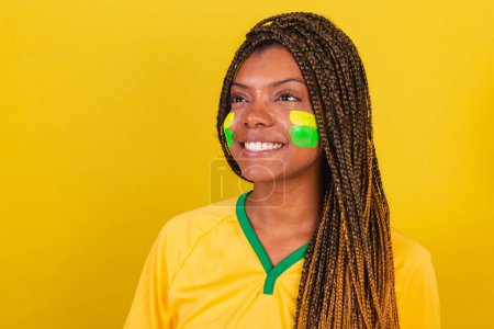 Téléchargez les photos : Femme noire jeune fan de football brésilien. photo souriante, joyeuse, en gros plan. football brésilien. - en image libre de droit