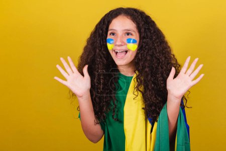 Téléchargez les photos : Fille brésilienne, Caucasiens, fan de football, surpris, heureux, joyeux. - en image libre de droit