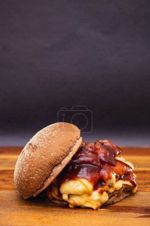 Téléchargez les photos : Délicieux double burger de bœuf avec fromage mozzarella et sauce barbecue. Pain australien, découvert. - en image libre de droit