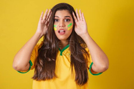 Téléchargez les photos : Femme supporter du Brésil, coupe du monde 2022, championnat de football, anxieuse, attentive tout en regardant le match de football. - en image libre de droit