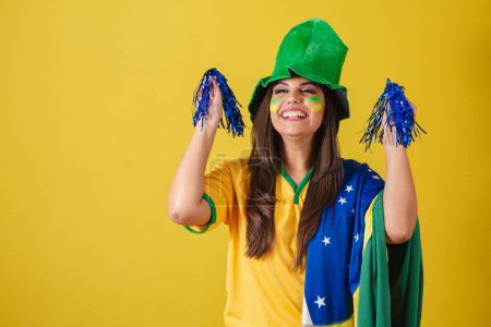 Foto de Foto de cerca, Mujer partidaria de Brasil, Copa del Mundo 2022, animando con pompones. - Imagen libre de derechos