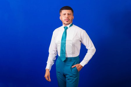 Foto de Hombre negro brasileño, vestido con ropa de negocios y corbata azul. hombre de negocios. Posando para una foto de medio cuerpo - Imagen libre de derechos