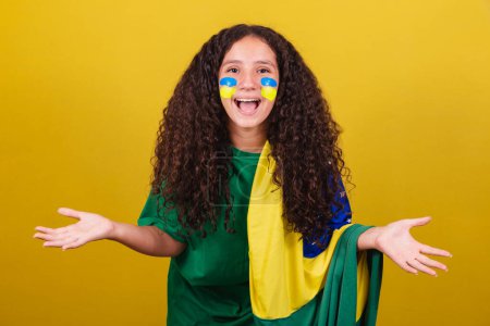 Téléchargez les photos : Fille brésilienne, Caucasienne, fan de football, bienvenue, réception, accueillant avec les mains. - en image libre de droit
