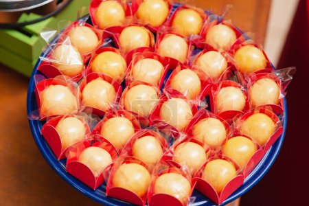 Téléchargez les photos : Portion de bonbons de noix de coco caramélisés avec du sucre grillé. Bonbons brésiliens typiques pour les anniversaires des enfants. - en image libre de droit
