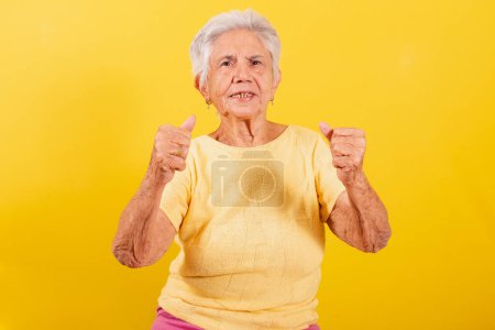 Téléchargez les photos : Old lady celebrating, partying and dildo, screaming yes. - en image libre de droit