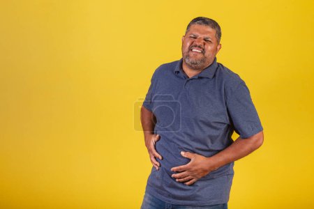 Foto de Hombre negro brasileño, adulto con dolor de estómago. calambres. - Imagen libre de derechos