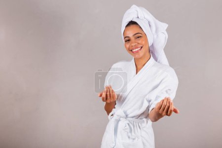 Photo for Beautiful Brazilian black woman, wearing bathrobe and towel. inviting, calling with hands. - Royalty Free Image