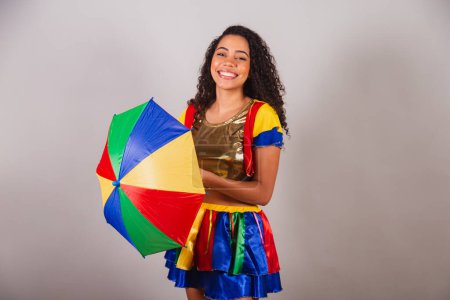 Téléchargez les photos : Belle femme brésilienne noire, avec tenue frevo, et parapluie, carnaval. - en image libre de droit
