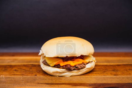 Foto de Deliciosa hamburguesa brasileña tradicional, animadora de hamburguesas X, animadora de carne y queso. sobre tabla de madera. - Imagen libre de derechos