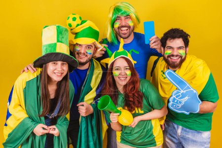 Foto de Grupo de amigos, aficionados al fútbol de Brasil, animando y preparándose para seguir un partido de fútbol. - Imagen libre de derechos