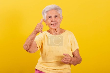 Foto de Anciana, pulgar arriba, positividad. afirmativo, confirmando, aprobando. - Imagen libre de derechos