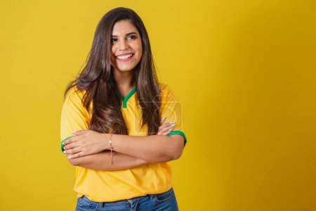 Téléchargez les photos : Femme supporter du Brésil, coupe du monde 2022, championnat de football, bras croisés, sourire. - en image libre de droit