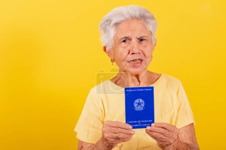 Téléchargez les photos : Vieille dame tenant une carte de travail, retraite, travailleur âgé. Inclusion des personnes âgées dans le marché du travail. - en image libre de droit