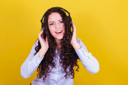 Foto de Mujer escuchando música con auriculares. animado, feliz, alegre. - Imagen libre de derechos
