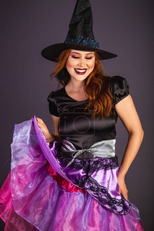 Foto de Ensayo de Halloween, mujer caucásica con disfraz de bruja. bailando - Imagen libre de derechos