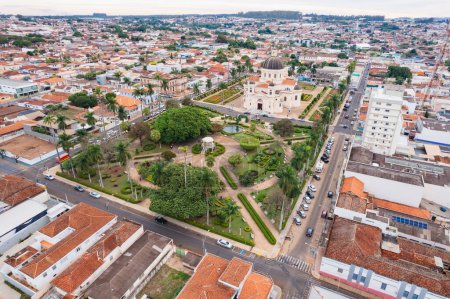 Téléchargez les photos : Batatais, Sao Paulo, Brésil - Vers juin 2022 : Image aérienne de la ville de Batatais, la place centrale de la ville. - en image libre de droit