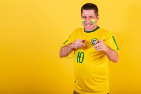 Foto de Hombre adulto, aficionado al fútbol brasileño, apuntando a la cámara, eligiéndote. - Imagen libre de derechos