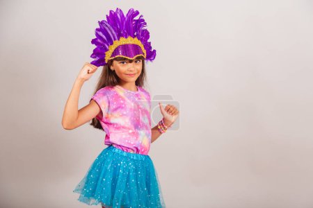 Téléchargez les photos : Belle fille brésilienne, enfant, habillée pour le carnaval au Brésil. danse. - en image libre de droit