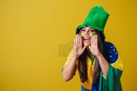 Foto de Mujer partidaria de Brasil, Copa del Mundo 2022, gritando promoción! difusión de promoción, llamando a los clientes. - Imagen libre de derechos